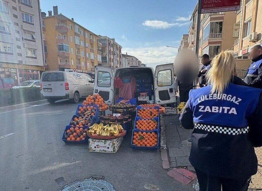 Lüleburgaz’da Zabıta Ekipleri Seyyar Satıcılara Denetim Gerçekleştirdi Kırklareli'nin Lüleburgaz ilçesinde zabıta ekipleri, yoğun trafikli alanlarda seyyar satıcılara