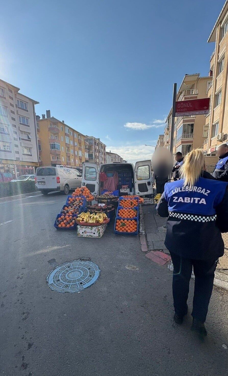 Kırklareli'nin Lüleburgaz ilçesinde zabıta ekipleri, yoğun trafikli alanlarda seyyar satıcılara