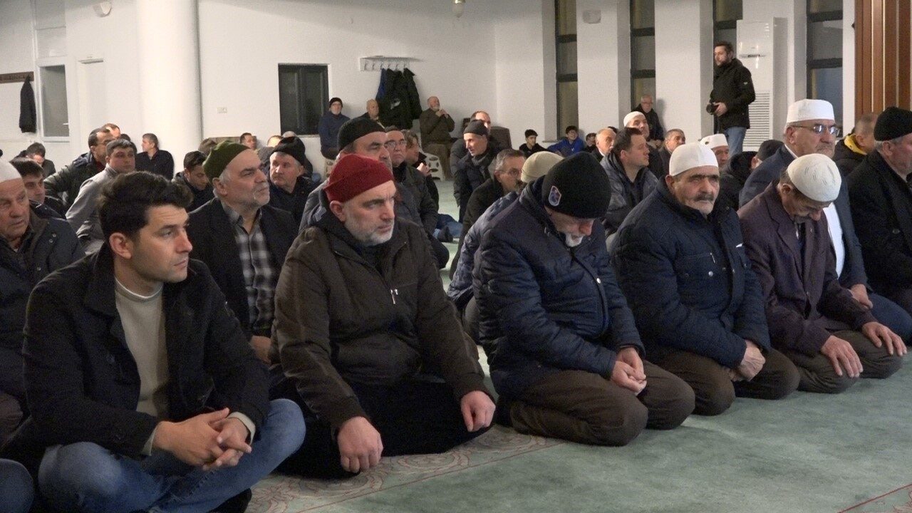 Kırklareli'nde Berat Kandili, vatandaşların camilere akın etmesiyle coşkuyla kutlandı. Ulu