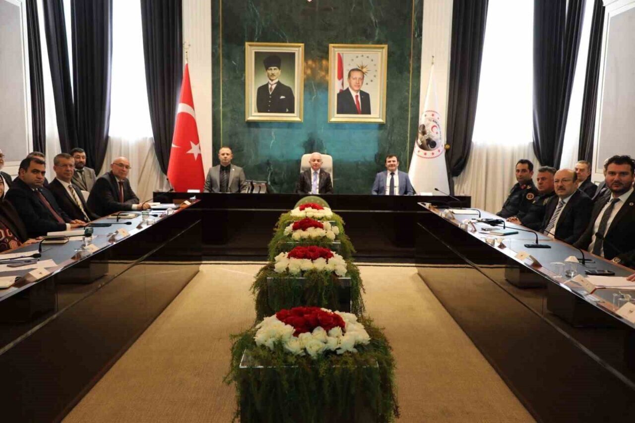 Kırklareli'nde Hayvanları Koruma Kanunu'na yönelik toplantı, Vali Uğur Turan'ın başkanlığında