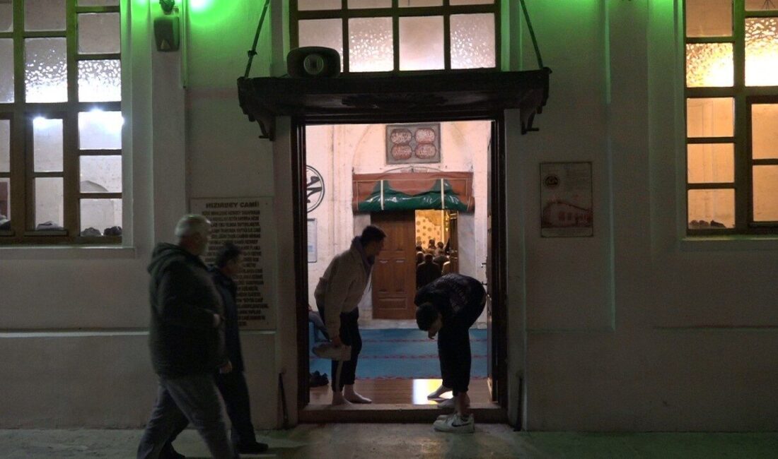 Kırklareli’nde Ramazan Ayı İlk Teravih Namazıyla Coşkuyla Başladı Ramazan ayı, Kırklareli'nde kılınan ilk teravih namazıyla başladı. Hızırbey Camii
