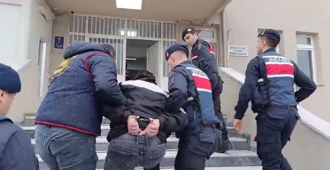 Kırklareli’nde sahte polis dolandırıcısı yakalandı, bir kişi tutuklandı Kırklareli'nde kendini polis olarak tanıtan A.Y., altın istemek amacıyla yakalandı.