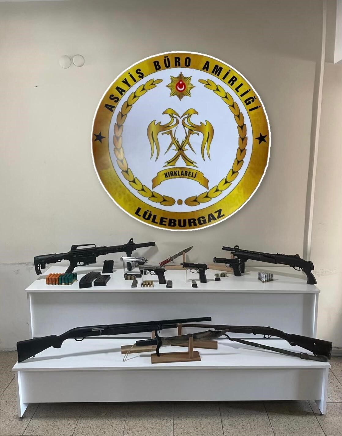 Kırklareli'nde silah paylaşan 12 şüpheli, emniyet tarafından düzenlenen eş zamanlı