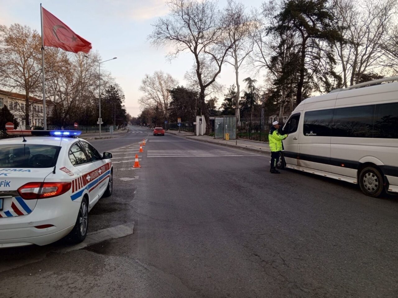 Kırklareli'nde jandarma, düzenlediği trafik denetiminde 21 bin 71 aracı kontrol