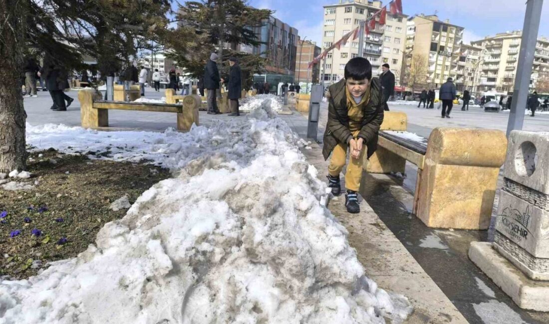 Kırşehir’de Kar Tatili İle Çocuklar Güneşli Günde Kar Yığınlarıyla Eğlendi Kırşehir'de eğitime bir gün ara verilmesiyle birlikte çocuklar, güneşin açmasıyla