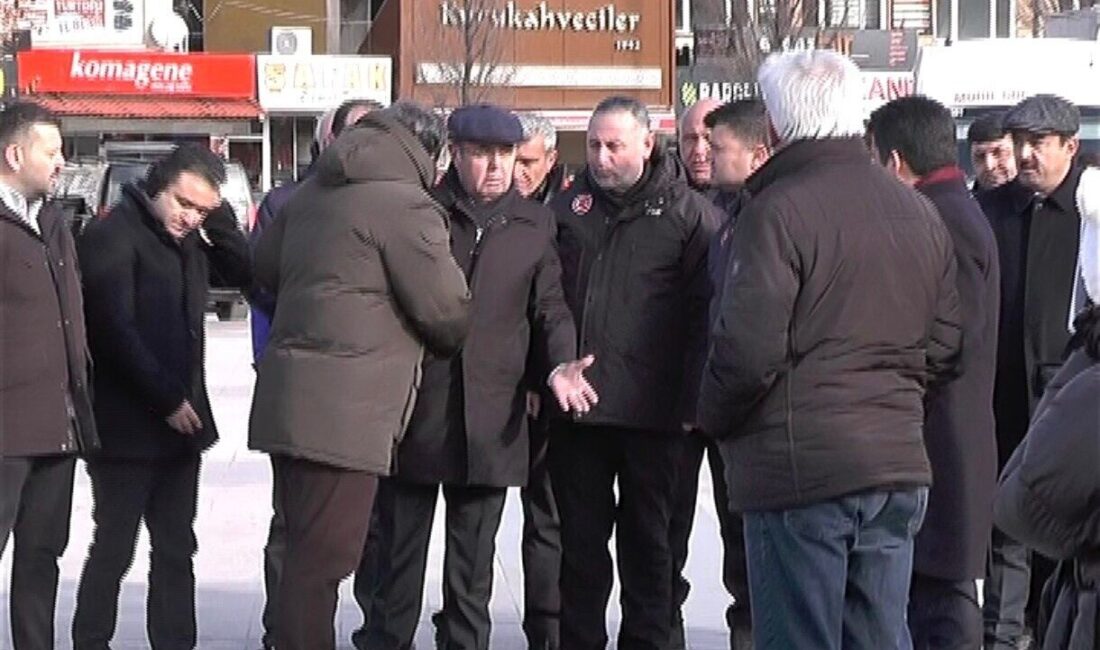 Kırşehir’de Deprem Şehitlerini Anma Töreninde Bayrak Tartışması Yaşandı Kırşehir'de 6 Şubat depremlerinde hayatını kaybedenleri anmak için düzenlenen etkinlikte