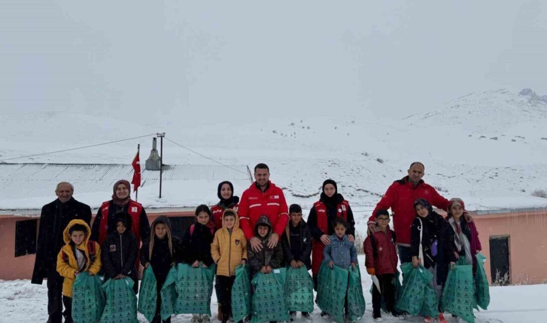 Kızılay, Ağrı’da öğrencilerle buluşarak hediye dağıttı ve eğlenceli anlar yaşattı. Türk Kızılay Ağrı Şubesi, Aşağı Dormeli köyündeki okul ziyaretinde öğrencilere
