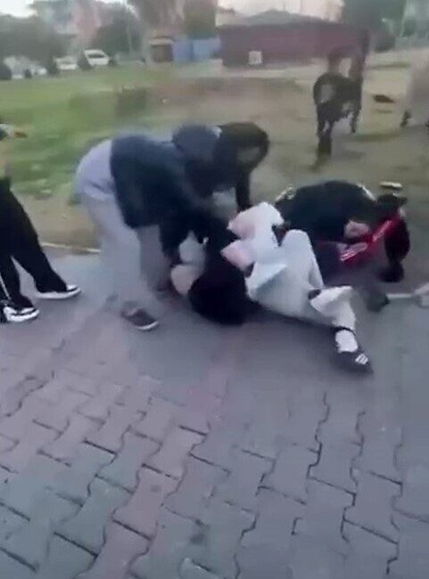 Adana’da Parkta Kavga Eden İki Genç Kızı Arkadaşları Eğlenceyle İzledi Adana'nın Seyhan ilçesinde iki genç kız, Güney Yıldızı Parkı'nda henüz