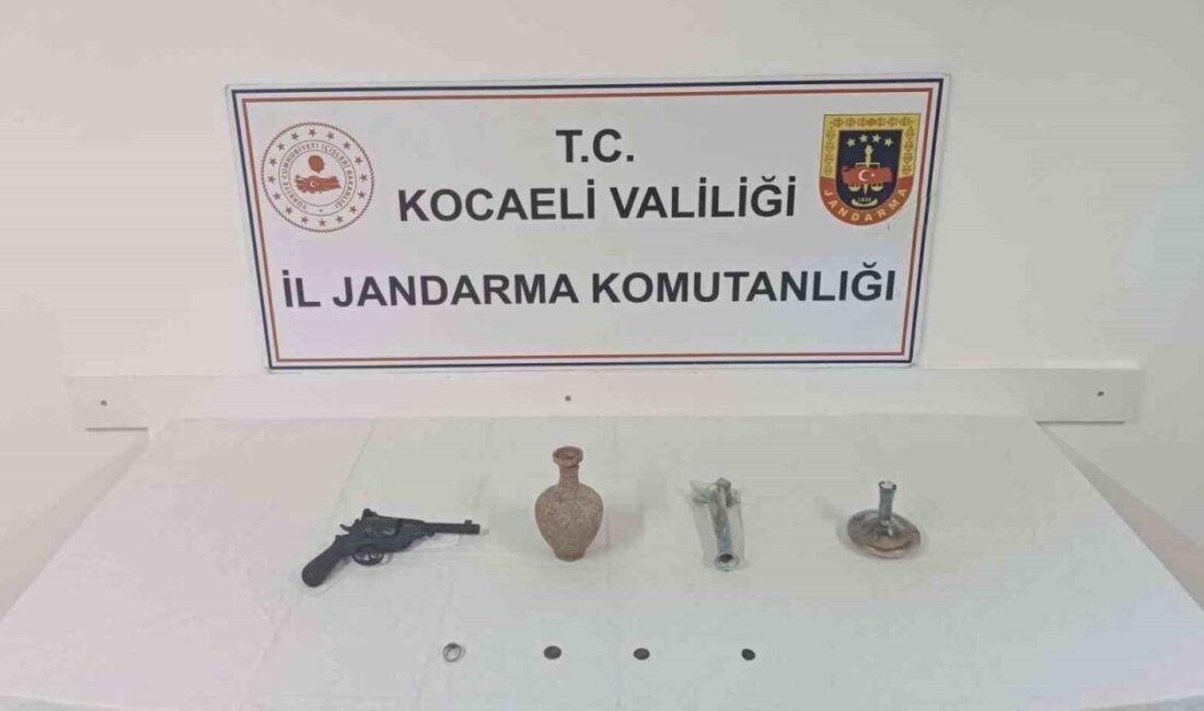 Dilovası’nda Bir Araçta Tarihi Eserler Ele Geçirildi: 3 Sikke, Anforalar, Yüzük ve Osmanlı Tabancası Bulundu Kocaeli’nin Dilovası ilçesinde bir araçta gerçekleştirilen aramada, tarihi eser niteliği