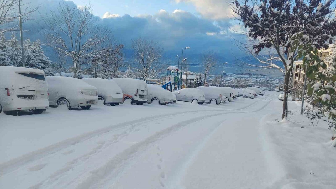 Kocaeli'de yoğun kar yağışı nedeniyle Valilik, resmi ve özel eğitim