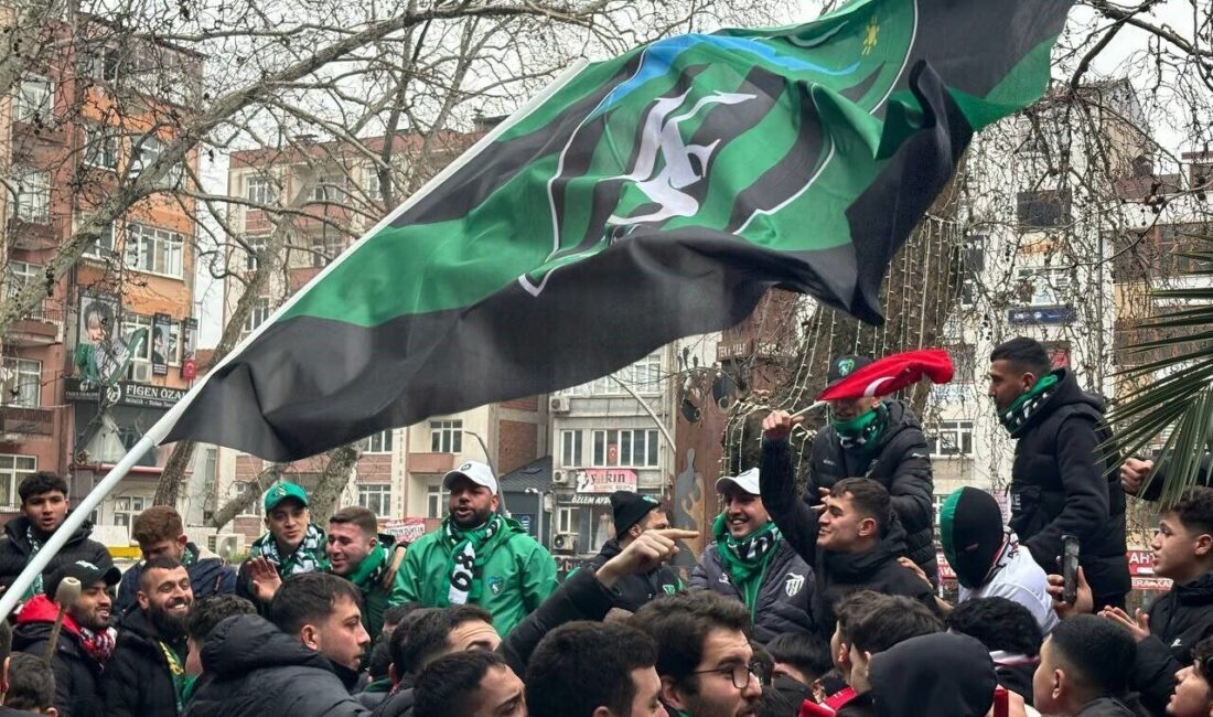 Kocaelispor Taraftarları, Amed Maçı Öncesinde Coşkulu Bir Yürüyüş Düzenledi Kocaelispor taraftarları, Amed Sportif Faaliyetler maçı öncesinde Trendyol Süper Lig'in