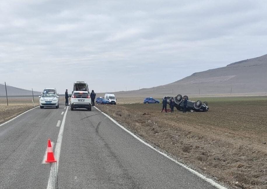 Konya’nın Kulu ilçesinde pikap kazası: Üç kişi yaralandı Konya'nın Kulu ilçesinde, K.C.B. (20) yönetimindeki pikap tarlaya takla attı.