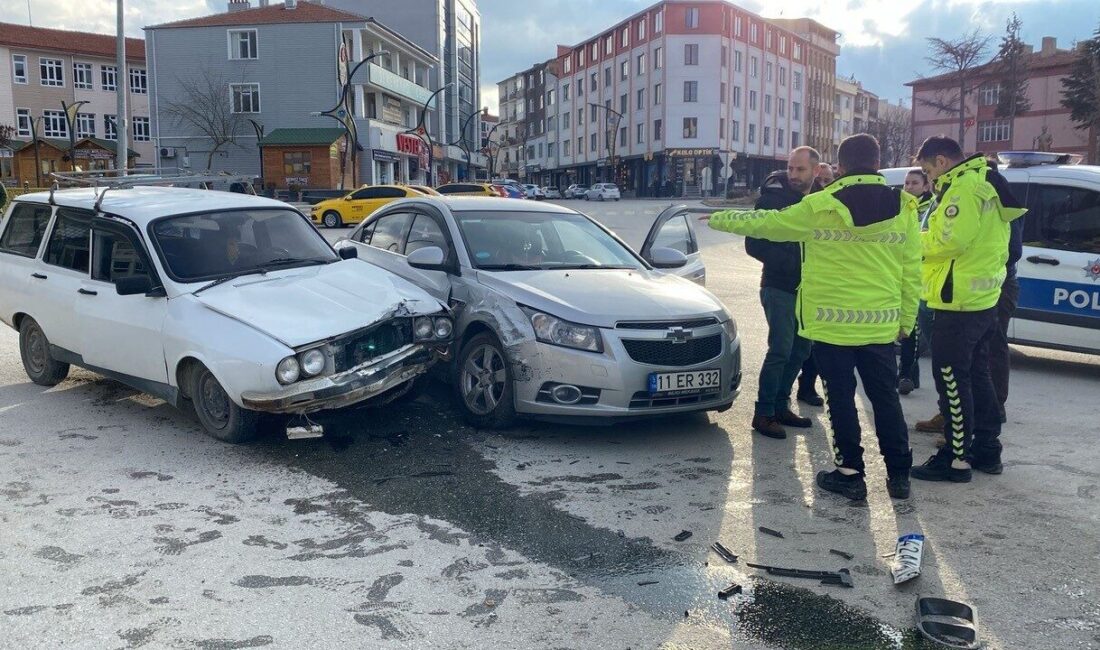 Kulu’da İki Araç Çarpıştı: İki Yaralı! Konya'nın Kulu ilçesinde iki otomobilin çarpışması sonucu iki kişi yaralandı.