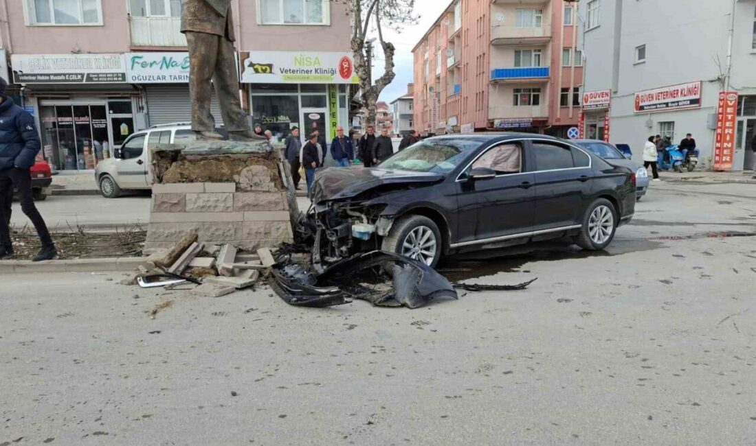 Akşehir’de araç kazasında heykel hasar gördü, sürücü yaralandı Konya'nın Akşehir ilçesinde A.D. yönetimindeki otomobil, direksiyon hakimiyetinin kaybolması sonucu