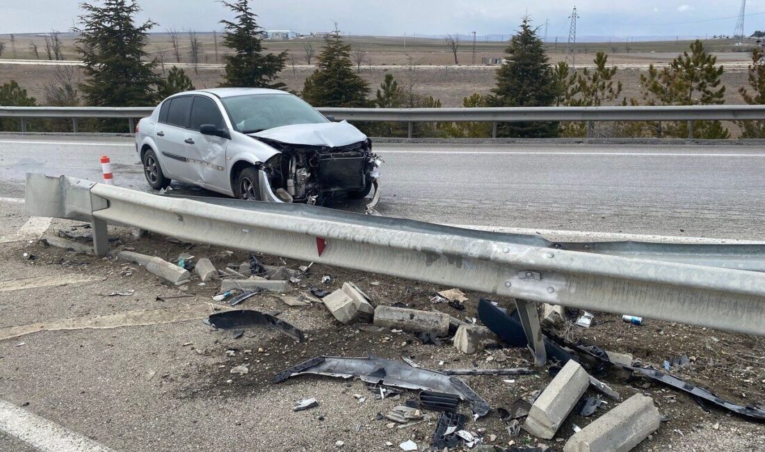 Konya’nın Kulu ilçesinde kaygan yolda bariyerlere çarpan otomobilde bir kişi yaralandı Konya'nın Kulu ilçesinde kaygan yolda bariyerlere çarpan T.A. yönetimindeki otomobilde