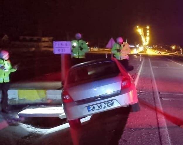Konya’nın Kulu İlçesinde Trafik Kazasında İki Kişi Yaralandı Konya'nın Kulu ilçesinde E.B. (86) yönetimindeki araç, direksiyon hakimiyetinin kaybedilmesi