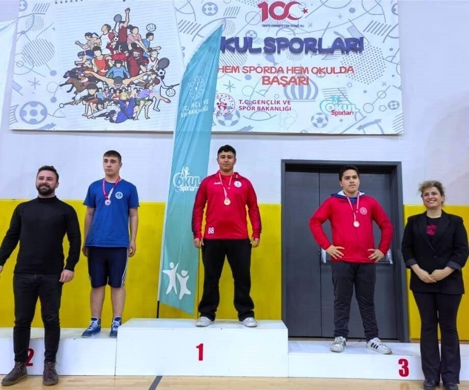 Körfez Gençlerbirliği Spor Kulübü güreşçileri, Kocaeli'deki Yıldızlar Kız-Erkek Serbest ve