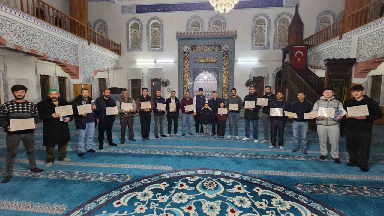Köyceğiz'deki Toparlar Merkez Camii'nde, İmam-Hatip Murat Yaşar'ın liderliğinde düzenlenen dört