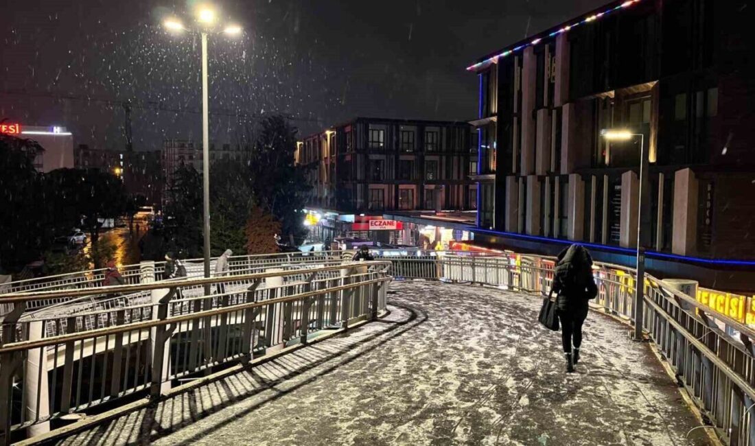 İstanbul’da devam eden kar yağışı, Küçükçekmece’deki mahalleleri beyaza dönüştürdü. İstanbul'da beklenen kar yağışı devam ediyor. Küçükçekmece'de etkili olan lapa