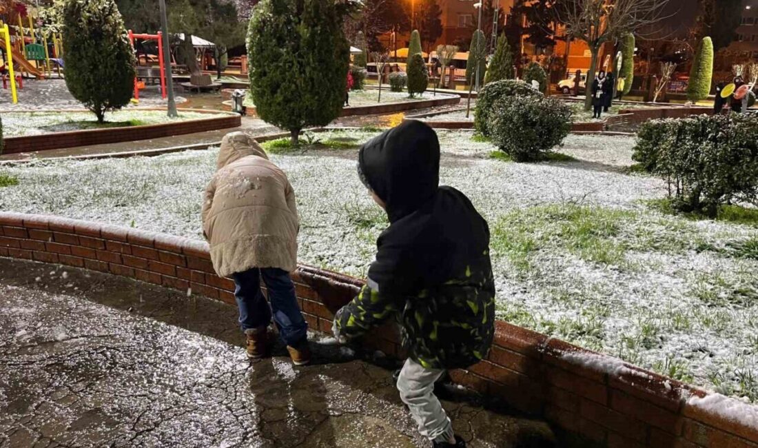 Küçükçekmece ve Esenyurt’ta kar keyfi! Çocuklar parklarda eğlendi. İstanbul'un Küçükçekmece ve Esenyurt ilçelerinde etkili olan kar yağışı, çocukları