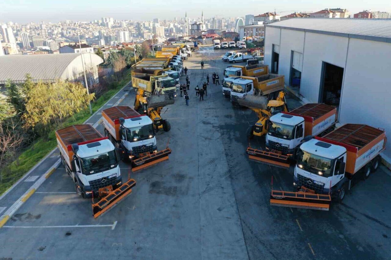 Küçükçekmece Belediyesi, muhtemel kar yağışına karşı 1.230 personel ve 229
