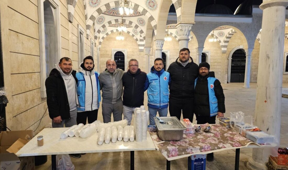 Manisa'nın Kula ilçesinde Berat Kandili dolayısıyla Süleyman Şah Camii'nde bir