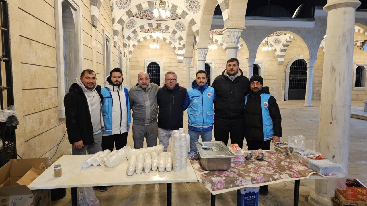 Manisa'nın Kula ilçesinde Berat Kandili dolayısıyla Süleyman Şah Camii'nde bir