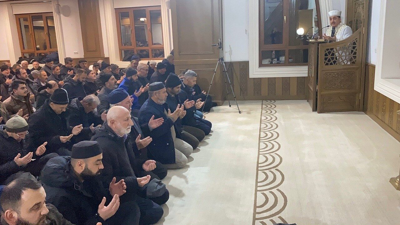 Konya'nın Kulu ilçesinde Berat Kandili nedeniyle camiler dolup taştı. Yatsı