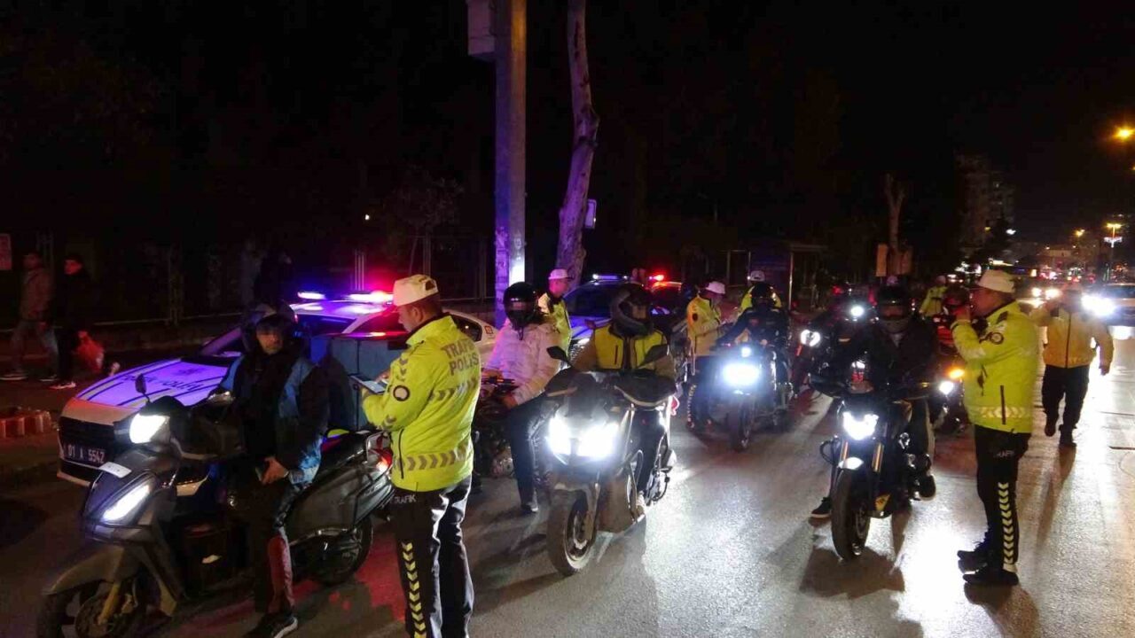 Adana'da 16-17 Şubat'ta gerçekleştirilen trafik uygulamalarında, kural ihlali yapan 3