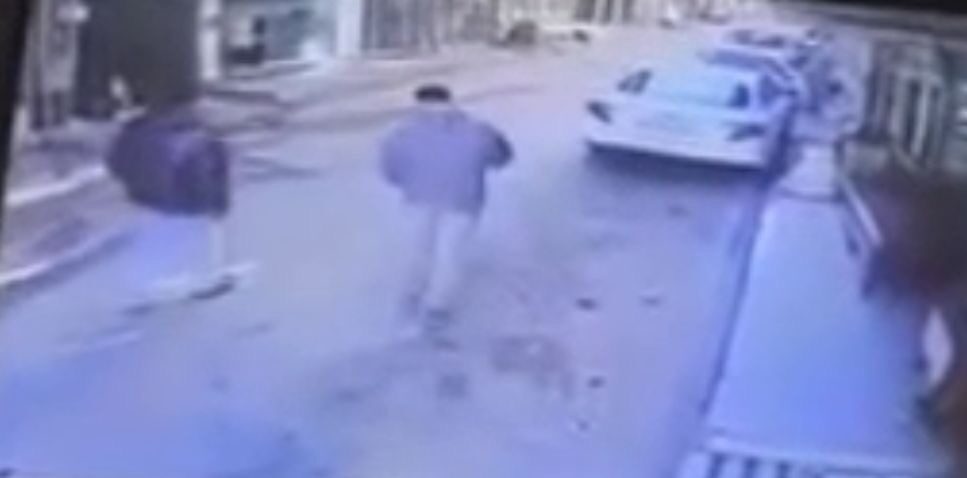 Bursa’da Serhat H., arkadaşı Nurettin K. ile yürüdüğü sırada belindeki
