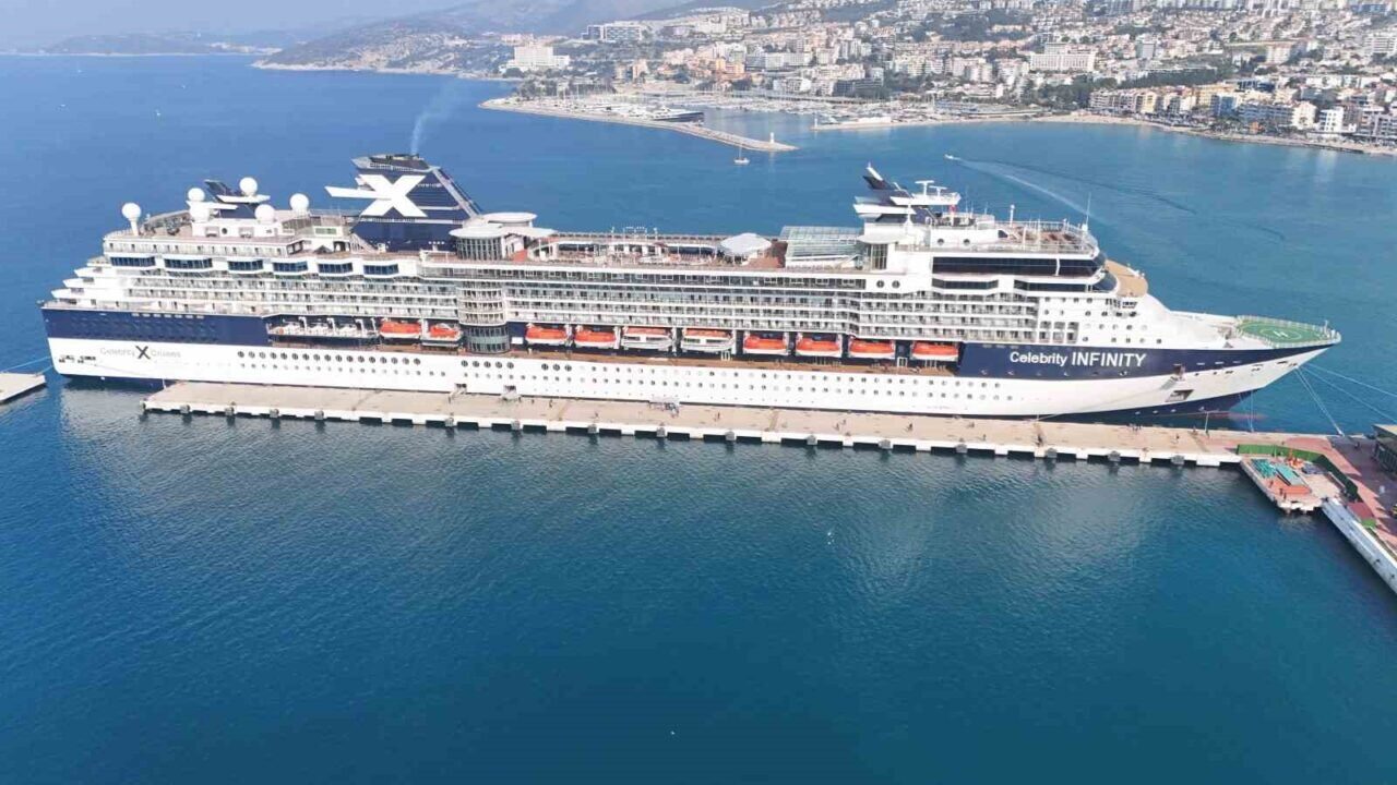 Kuşadası, Şubat ayının ilk kruvaziyer gemisi Celebrity Infinity'yi ağırladı. ABD