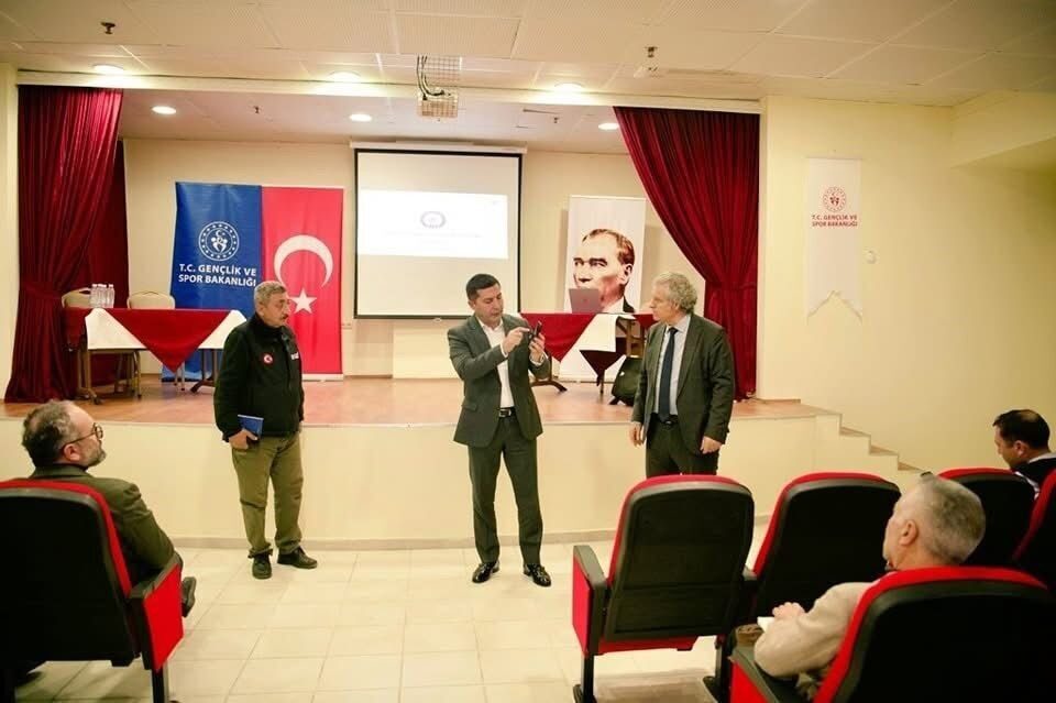 Kuşadası Kaymakamı İbrahim Keklik'in başkanlığında düzenlenen toplantıda, Ege Denizi'ndeki depremlerin