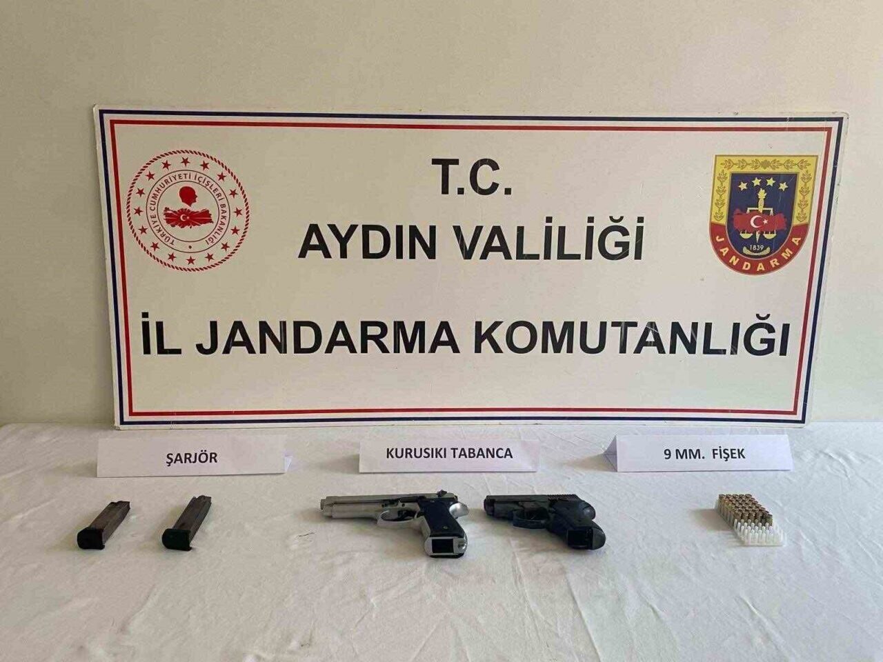 Kuşadası'nda motosikletle ateş açan Y.N.D. ve B.T. jandarma tarafından yakalandı.