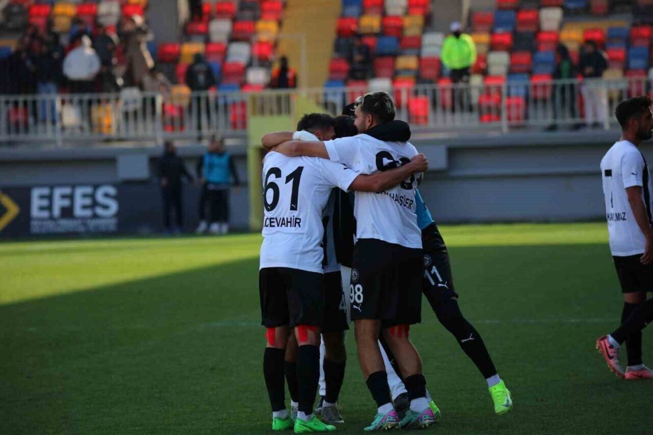 Kuşadasıspor, TFF 3. Lig'de Bornova 1877'yi 4-0 mağlup etti. Murat
