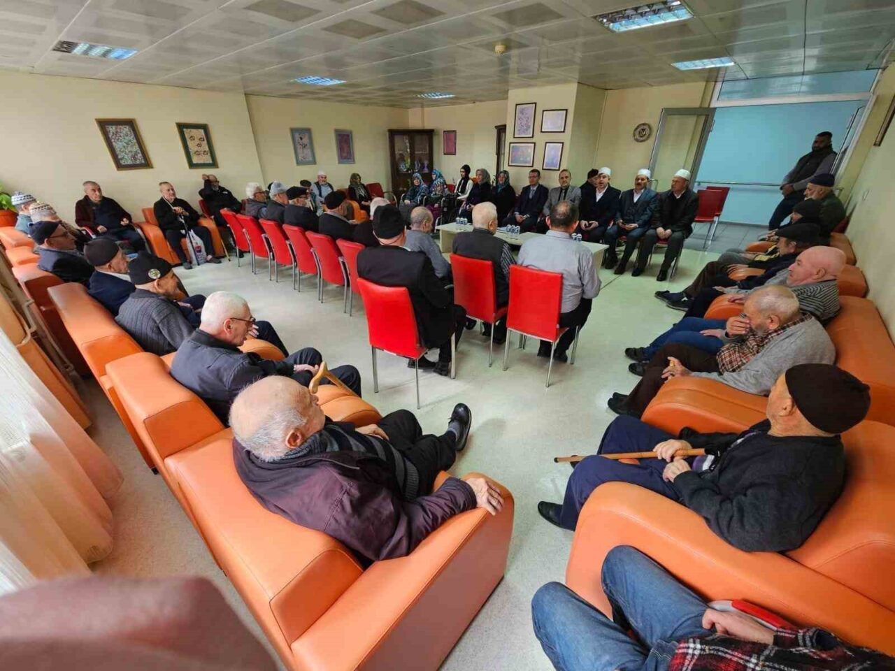 Kütahya Huzurevi'nde Berat Kandili programı düzenlendi. Kütahya İl Müftülüğü'nden Cemalettin