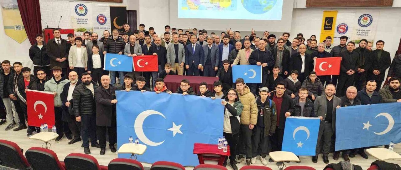 Kütahya’da düzenlenen konferansta, Doğu Türkistan’daki Çin zulmü üzerine konuşan Seyit