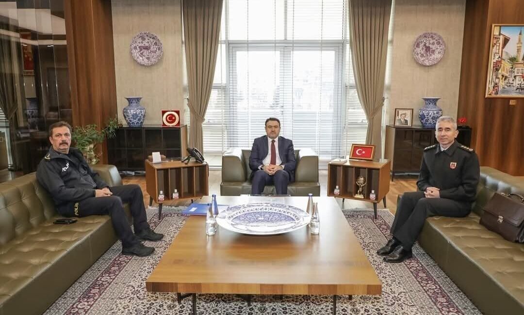 Kütahya’da Güvenlik ve Asayiş İçin Toplantı Yapıldı Kütahya'da Vali Musa Işın başkanlığında gerçekleşen İl Güvenlik ve Asayiş