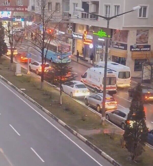 Kütahya’da Sürücülerden Ambulansa Duyarlı Davranış: Kameralara Yansıdı Kütahya'da sürücülerin, Atatürk Bulvarı'nda ambulansa yol vermek için koordineli şekilde