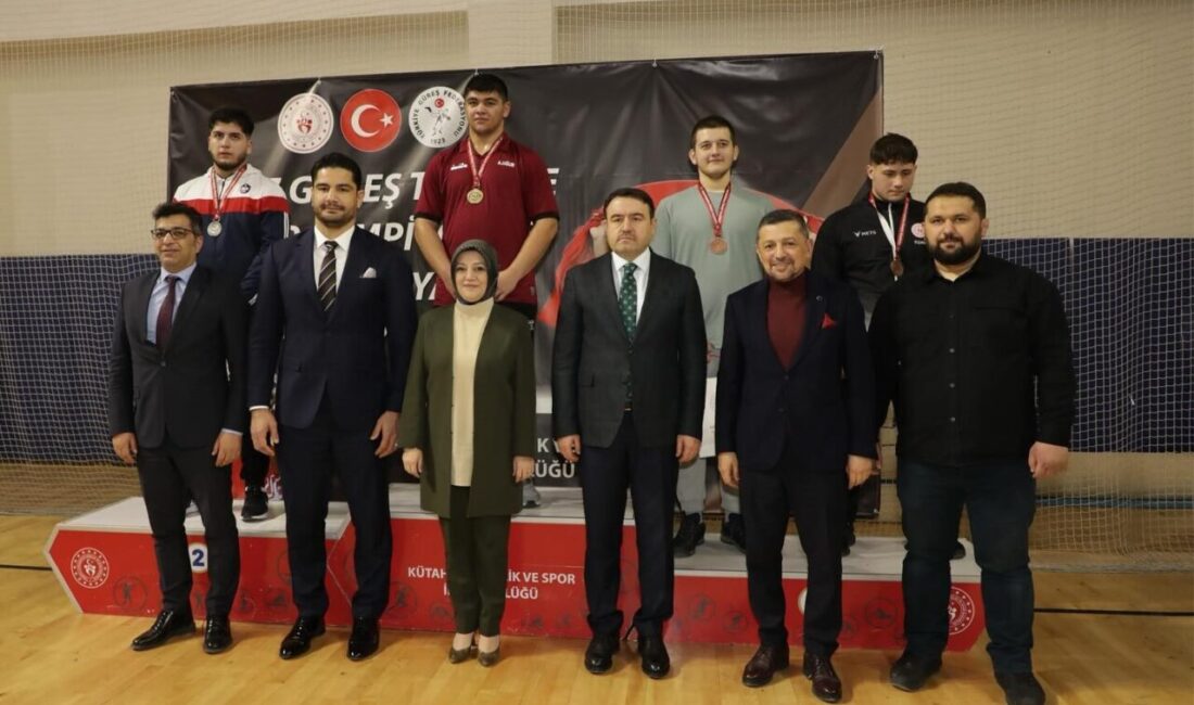 Kütahya'da gerçekleşen U-17 Güreş Türkiye Grup müsabakaları, final karşılaşmalarının ardından
