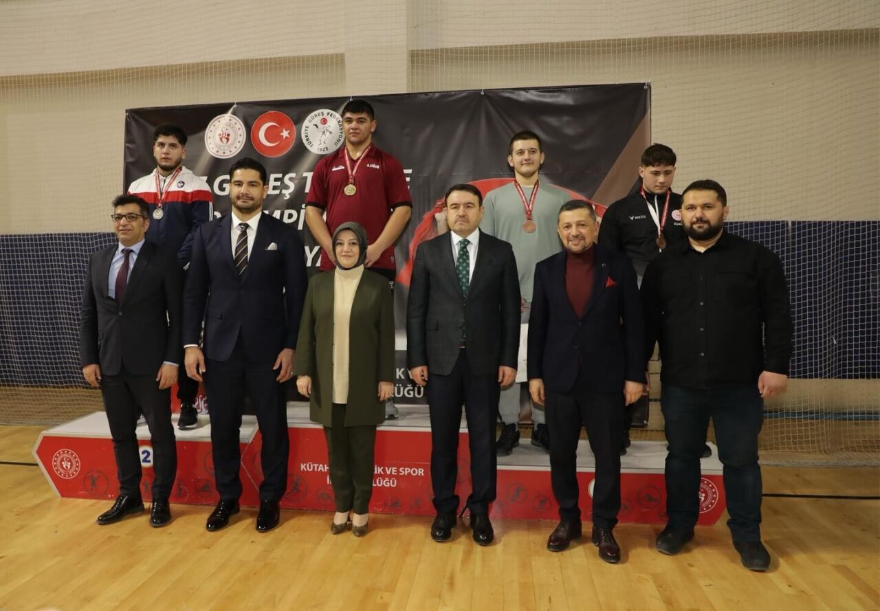 Kütahya'da gerçekleşen U-17 Güreş Türkiye Grup müsabakaları, final karşılaşmalarının ardından