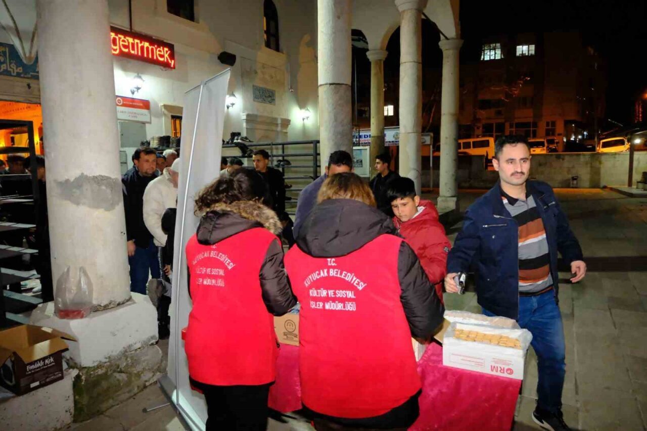 Kuyucak Belediyesi, Berat Kandili dolayısıyla ilçe camilerinde kandil simidi dağıttı.