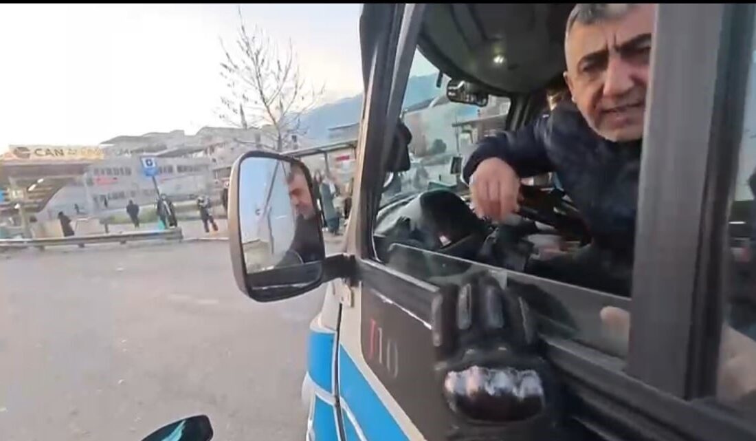 Bursa’da Motosikletli Genç ve Minibüs Sürücüsü Arasında Gerilimli Tartışma! Bursa’da Mert A., motosikletle ilerlerken minibüs sürücüsüyle tartışmaya girdi. Sürücünün