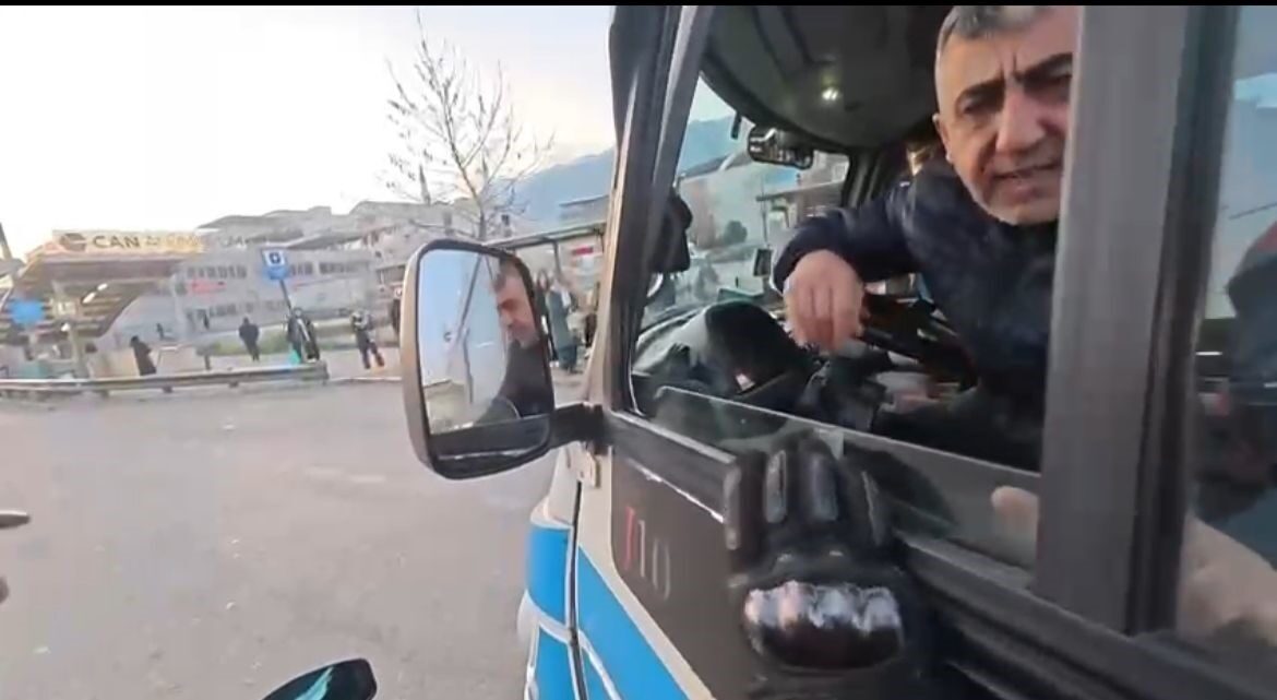 Bursa’da Mert A., motosikletle ilerlerken minibüs sürücüsüyle tartışmaya girdi. Sürücünün