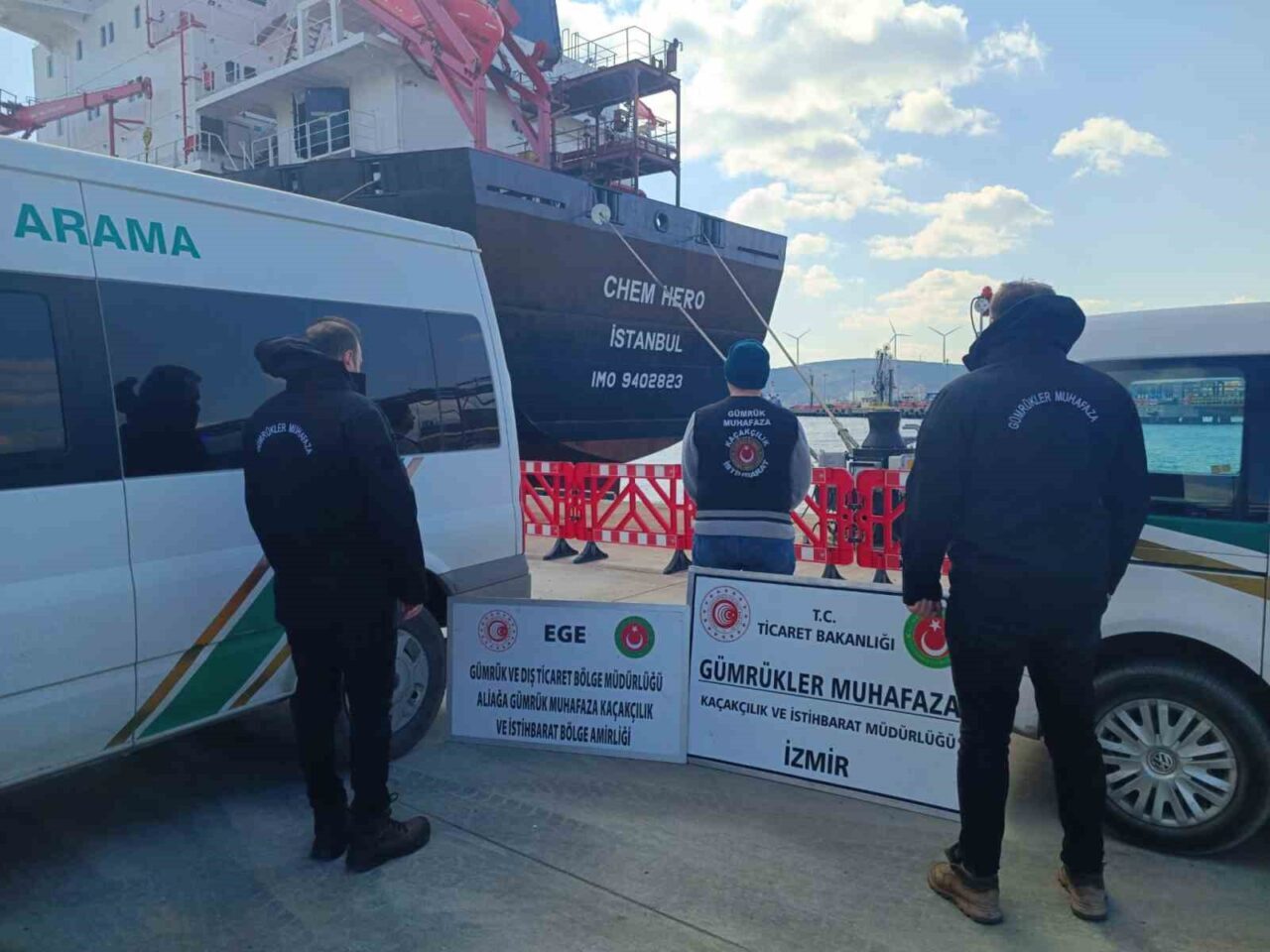 İzmir'in Aliağa ilçesindeki bir gemide yapılan incelemede, Gümrük Muhafaza ekipleri