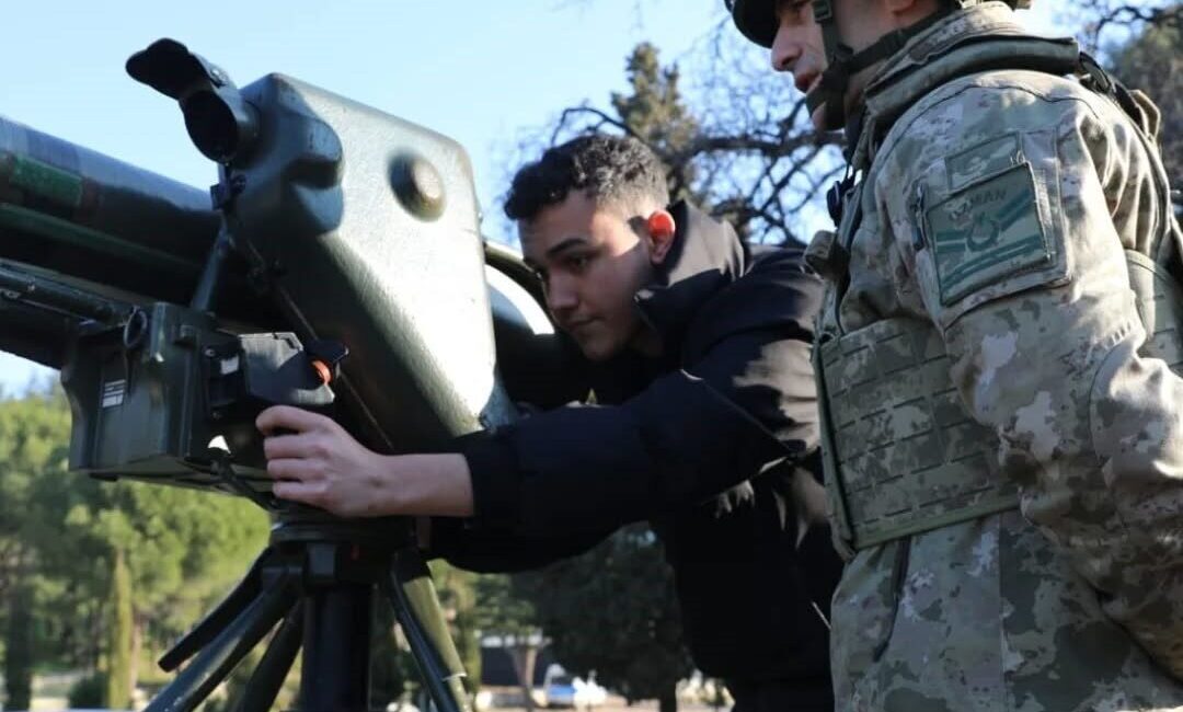 Edremit’te 429 Öğrenci “Mehmetçikle Bir Gün” Etkinliğinde Askeri Disiplini Öğrendi Balıkesir'in Edremit ilçesinde, "Mehmetçikle Bir Gün" etkinliği kapsamında 429 öğrenci,