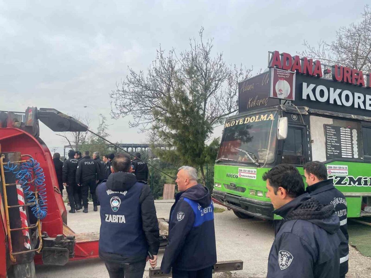 Bursa'nın Nilüfer ilçesindeki 23 Nisan Mahallesi'nde, izin almaksızın kaldırımda hizmet