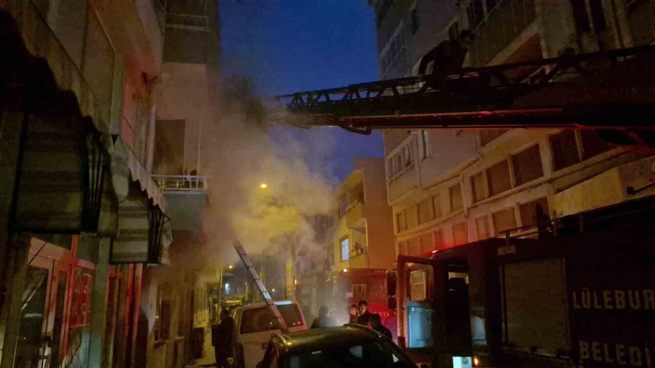 Kırklareli'nin Lüleburgaz ilçesinde bir 3 katlı binanın giriş katında çıkan