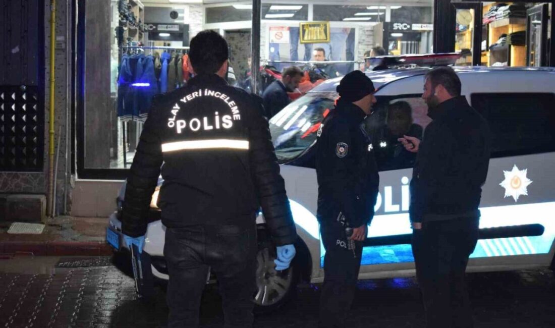 Malatya’da Bıçaklı Kavga: 3 Kişi Yaralandı, Şüpheliler Kaçtı Malatya'daki bir alışveriş merkezinde husumetli iki grup arasında çıkan bıçaklı