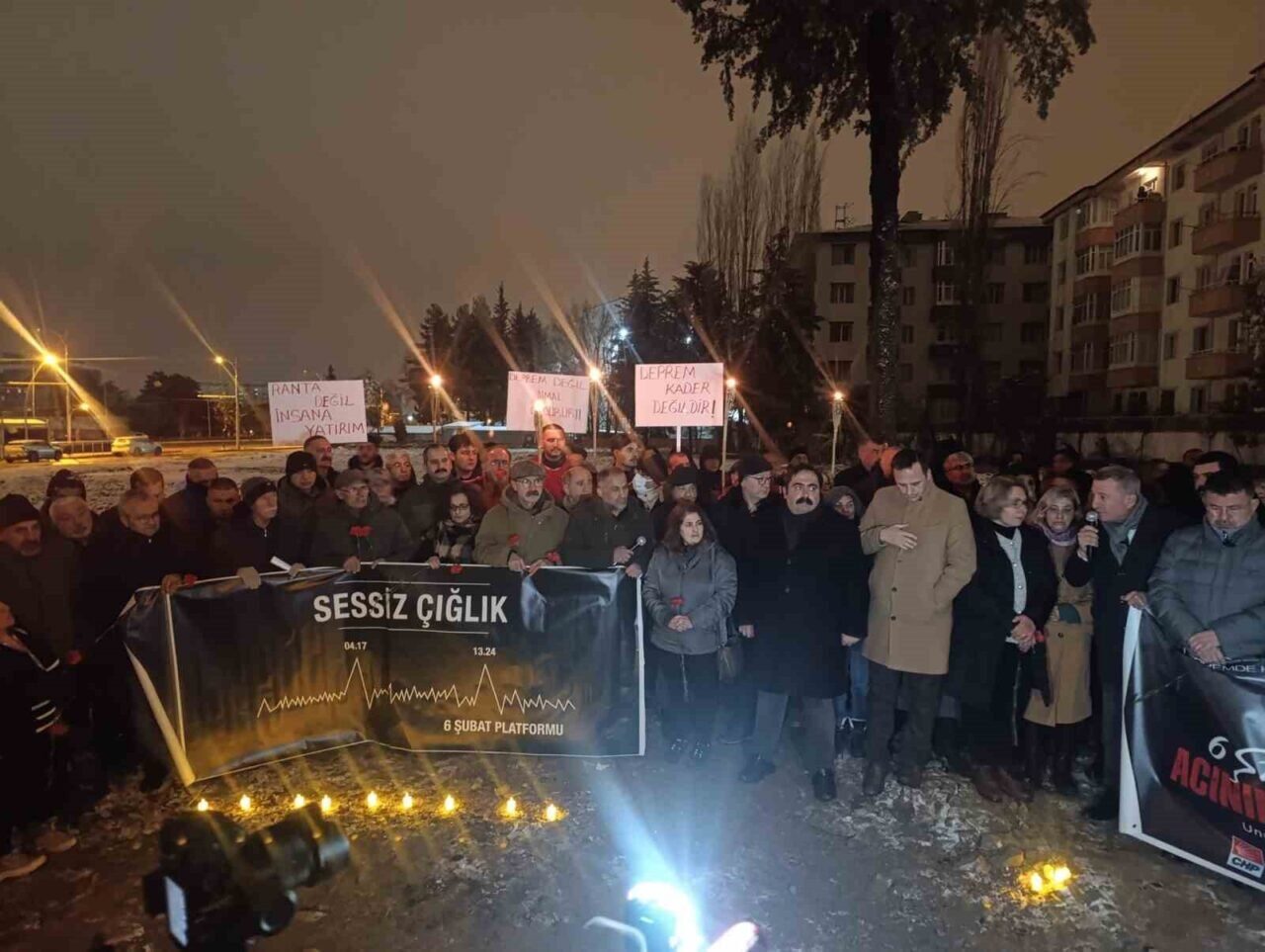Kahramanmaraş depremlerinde Malatya'da hayatını kaybedenler, 6 Şubat'ta saat 04.17'de anıldı.
