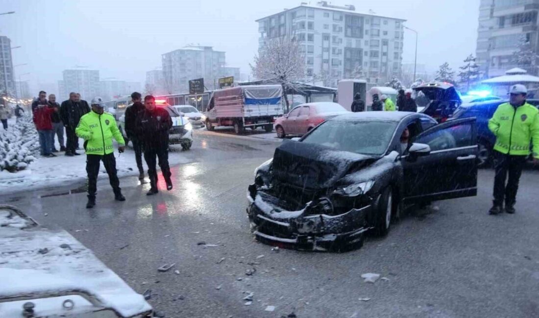 Malatya’da öğrenci servisi ve otomobil çarpıştı: 5 yaralı Malatya'nın Yeşilyurt ilçesinde öğrencileri taşıyan bir servis ile bir otomobilin